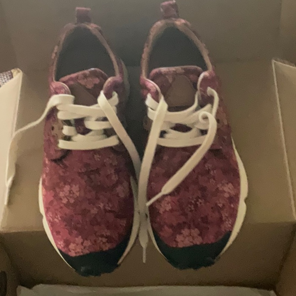 Flower Mountain tennis shoe